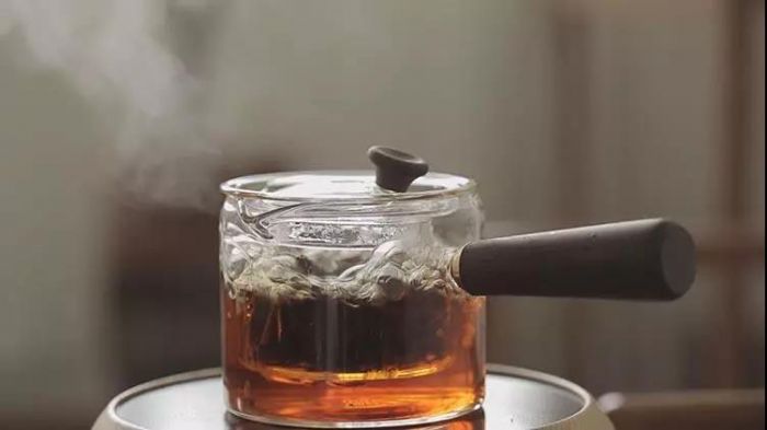 想要把老白茶煮的更有味道, 玻璃煮茶壶和粗陶壶是不错的选择.